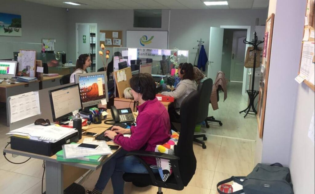 Empleados trabajando en Call Center