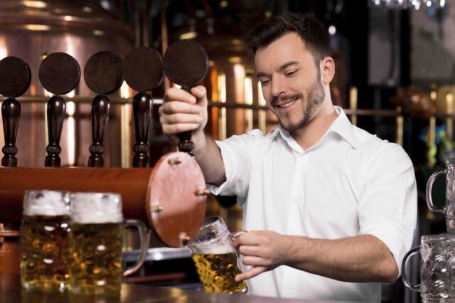 Bartender preparando cerveza en Bar