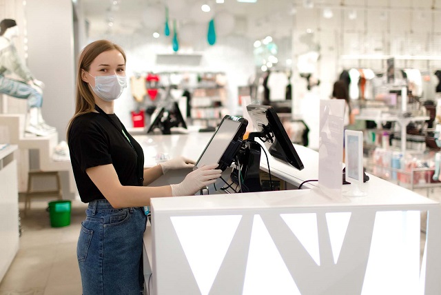 Cajera atendiendo en bazar