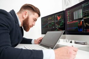 Analista analizando gráfico