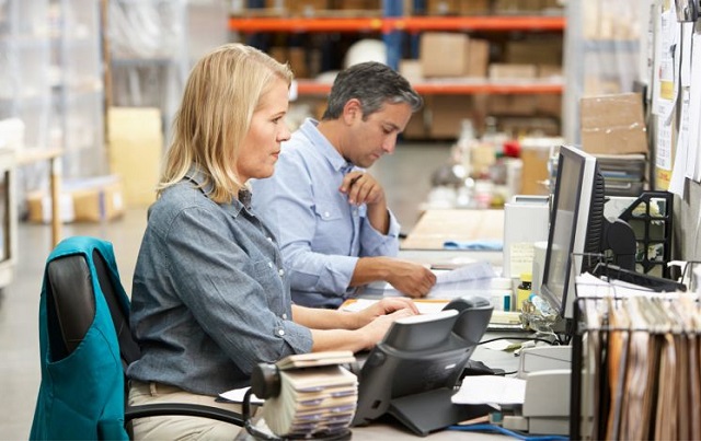 Administrativos trabajando en servicios logísticos