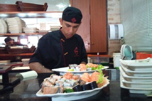 camarero llevando sushi para clientes