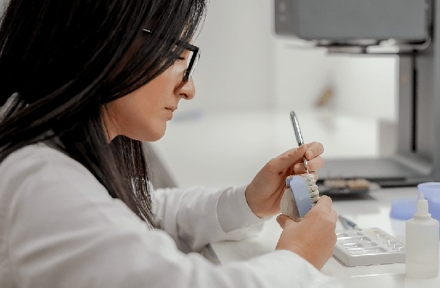 Técnica dental preparando prótesis