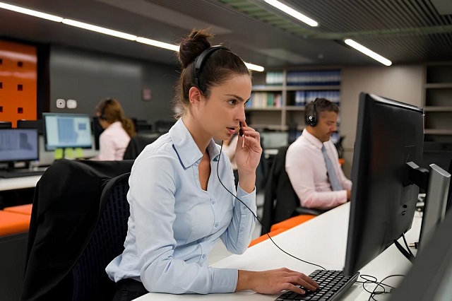 Empleada de Call Center realizando llamada