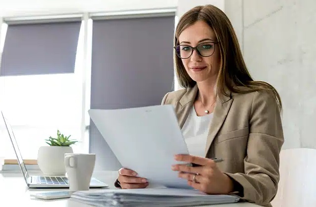 administrativa leyendo papeles