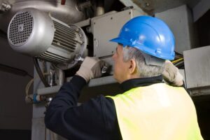 Personal dando mantenimento a motorreductor