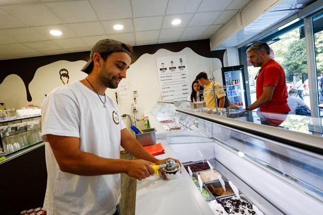 personal-heladeria-sirviendo-helado